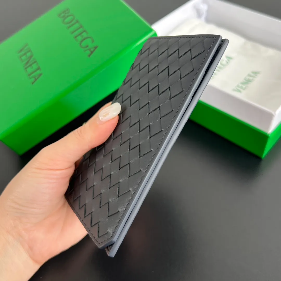 B’s new small woven passport holder [let me see]. 817398 The classic fine weave returns✅, made of cowhide, very soft to the touch and durable. In addition to your passport, you can also put your cards, ID and a small amount of cash. Small and exquisite, super suitable for travel. Weaving is the eternal classic of this brand, size: 13.3x9.5, P600